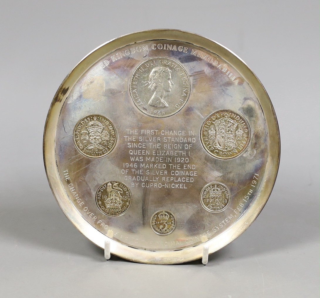 A modern silver Royal Mint coin dish, to commemorate the change over to decimalisation, inset with six coins, maker S J Rose & Son, London, 1970, 14.8cm, gross weight 10.1oz.